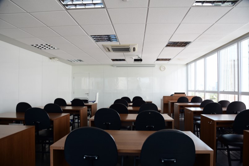 Imagem de Sala de aula com equipamento multimídia e ar-condicionado