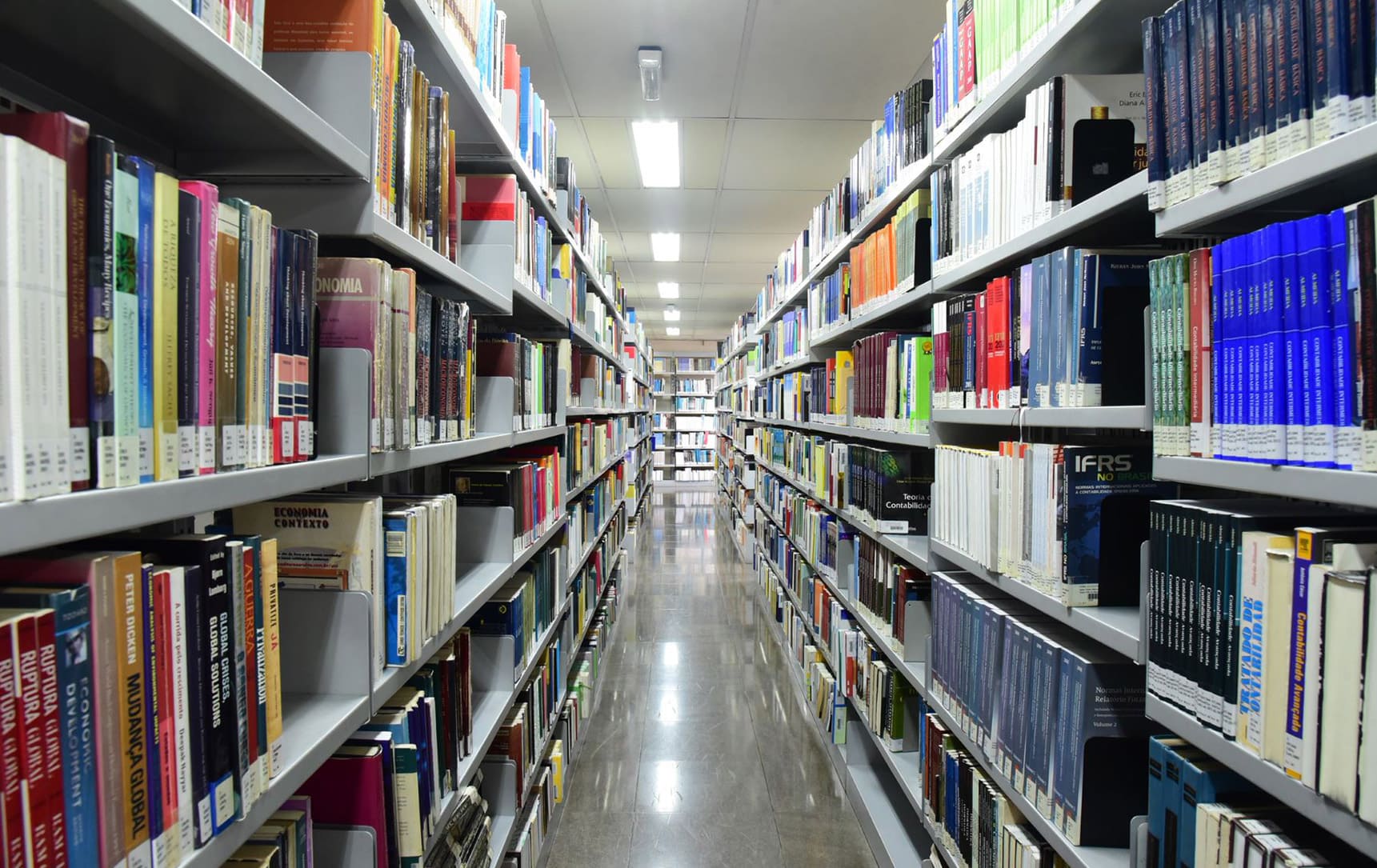 Imagem do corredor de livros da biblioteca