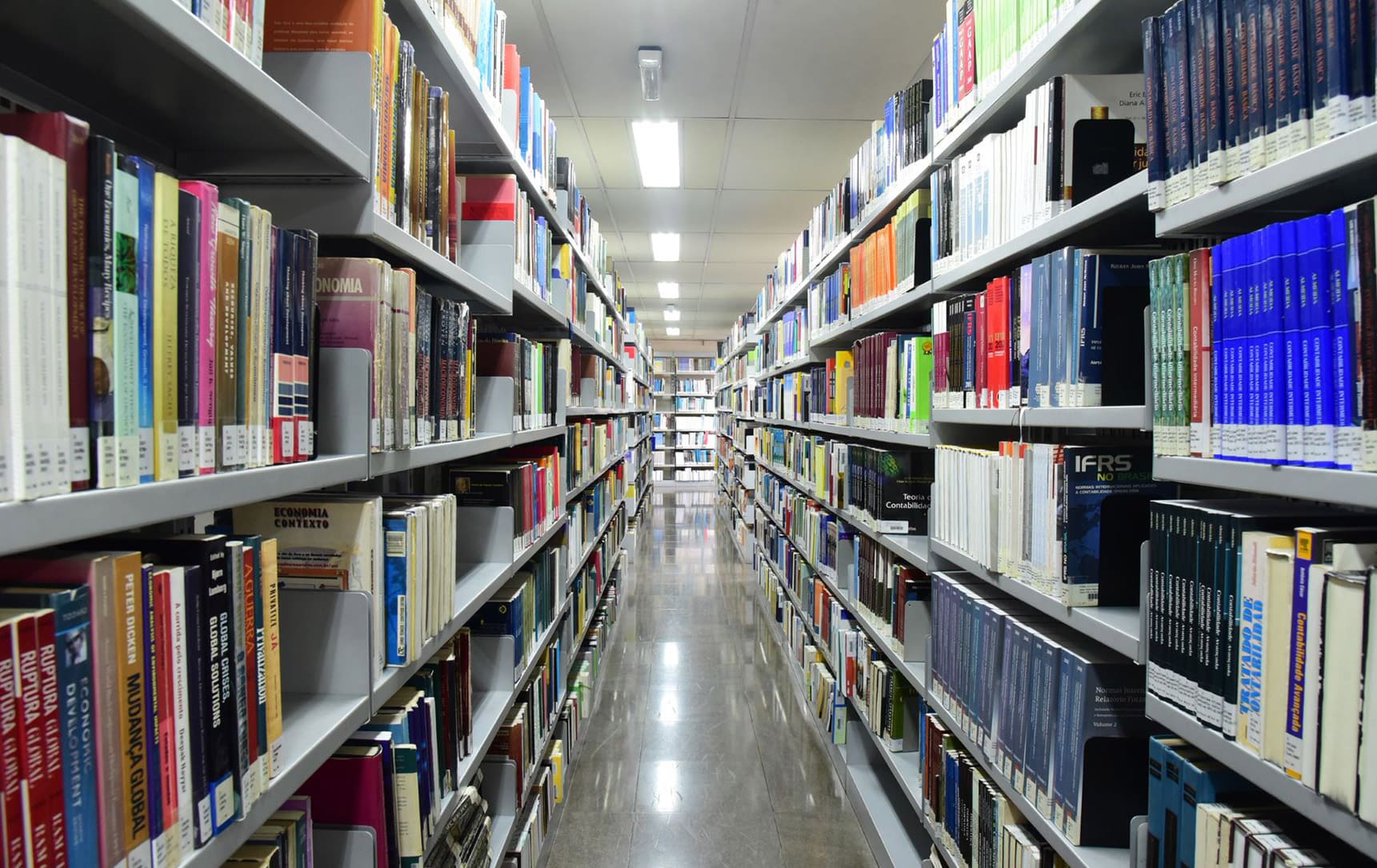 Imagem do corredor de livros da biblioteca Imagem do corredor de livros da biblioteca