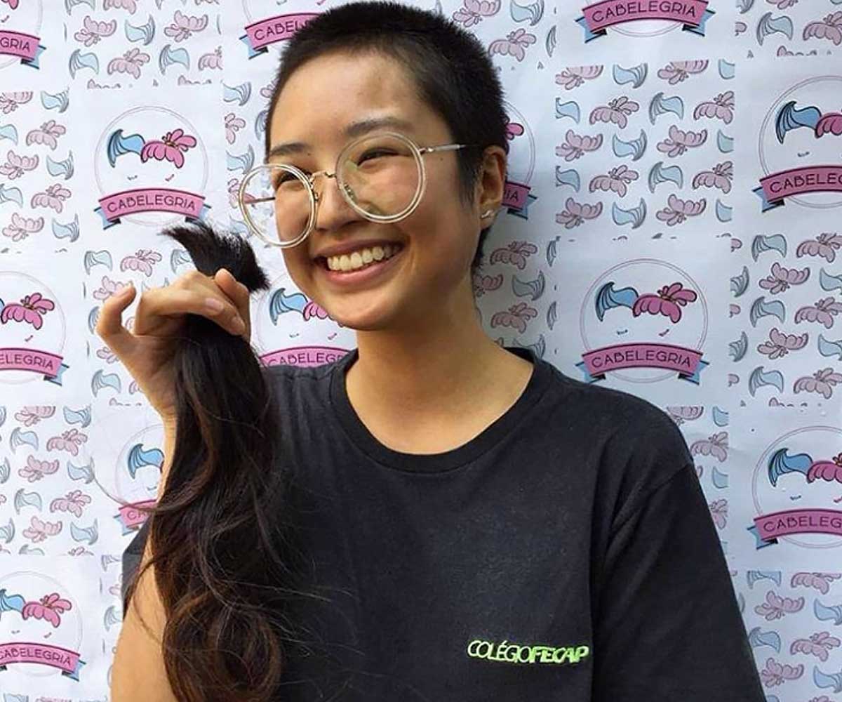 Imagem de jovem na doação de cabelo