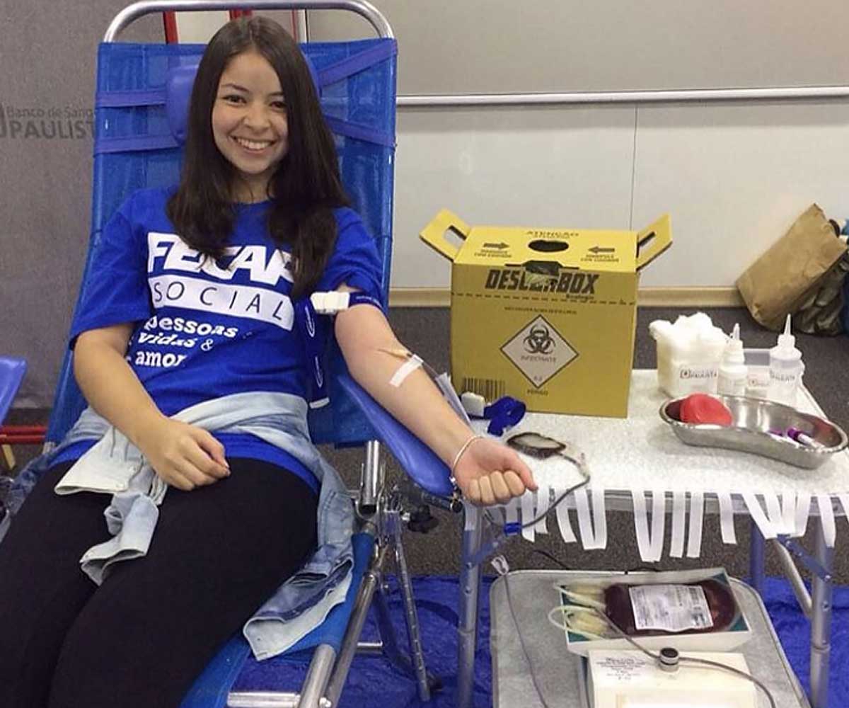 Imamge de jovem na doação de sangue