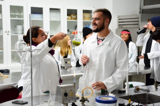 Imagem de jovens em laboratório científico