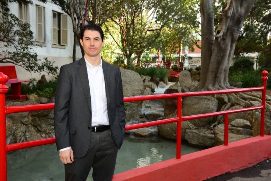 Imagem do Prof. Edison Simoni em frente ao largo da pólvora