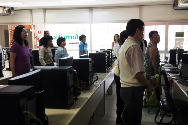 Imagem de sala de informática da fecap com pessoas da terceira idade