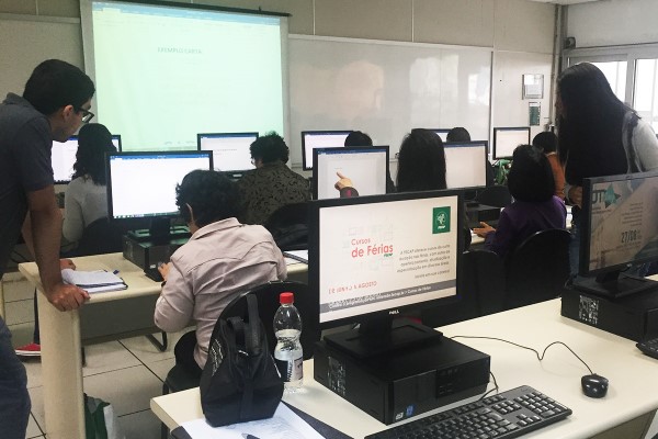 Imagem de sala de informática da fecap com pessoas da terceira idade