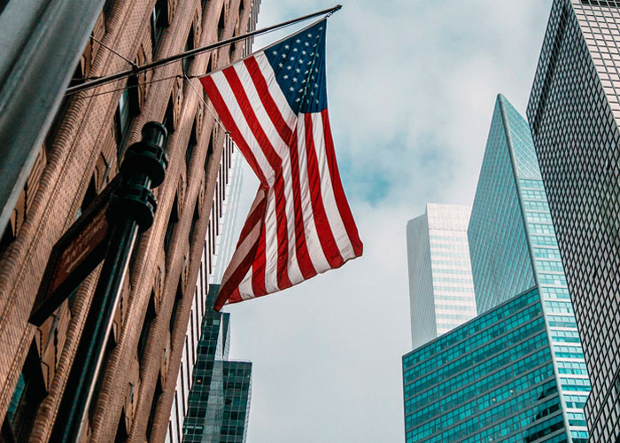 Imagem de bandeia E.U.A hasteada em um prédio