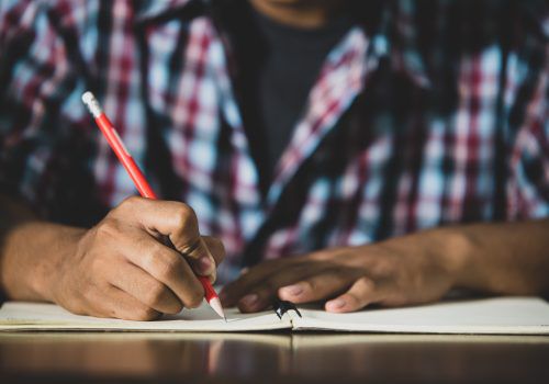 Laboratório oferece aulas de reforço gratuitas de Português e Inglês