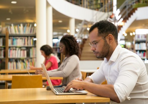 Dê um upgrade no seu currículo com cursos de curta duração on-line da FECAP