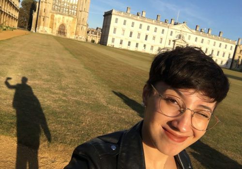 Alumni Alvarista: ex-aluna Andreza trabalha para a universidade Cambridge