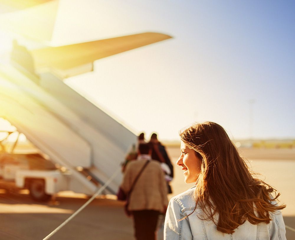 Imagem de uma jovem no embarque do aeroporto