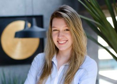 Stefannie, ex-aluna, responde dúvidas sobre o curso de Relações Internacionais