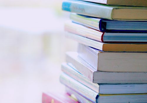 Professora tem livro publicado ao vencer concurso de literatura