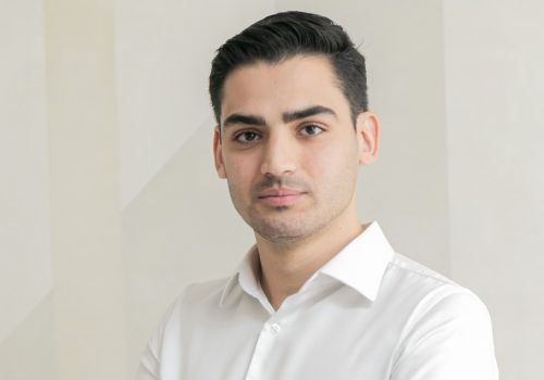 Alumni Alvarista: ex-aluno Caio é sócio de uma gestora de patrimônio