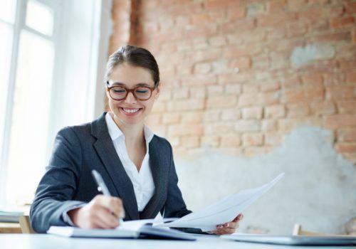 Profissional de Secretariado com 2 idiomas tem salário até 60% maior