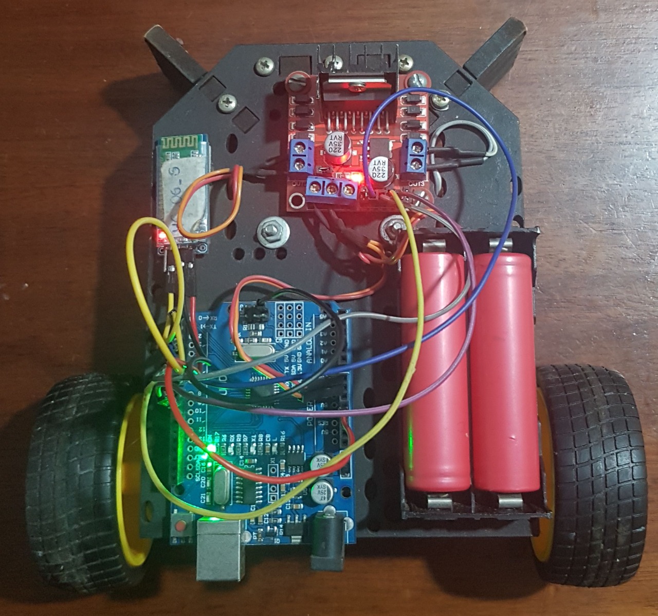 No Colégio FECAP, alunos controlam robô de forma remota durante aula de Robótica