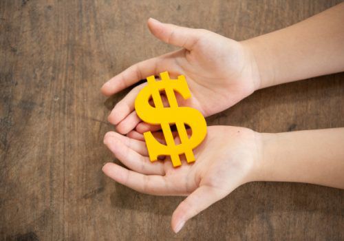 Antecipação do 13º dos aposentados: pagar contas ou investir? Especialista dá dicas