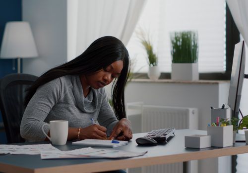 Professores tiram dúvidas de Matemática e Cálculo no Laboratório de Métodos Quantitativos