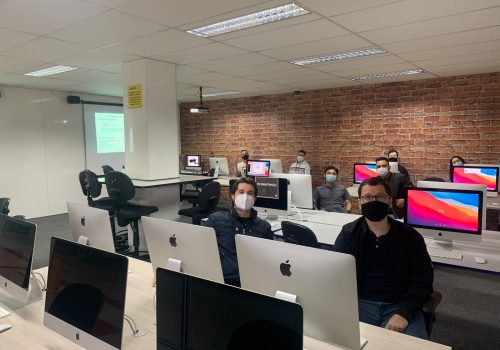 Alunos de Análise e Desenvolvimento de Sistemas aprendem a criar aplicativos para sistema iOS