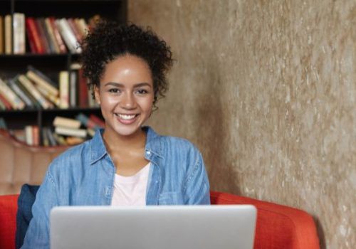 FECAP oferece bolsas 100% em cursos de Finanças e Tecnologia para mulheres de baixa renda