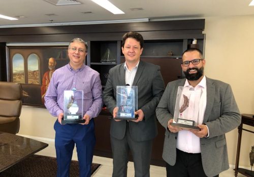 Professor e ex-alunos da FECAP recebem Prêmio Olivio Koliver