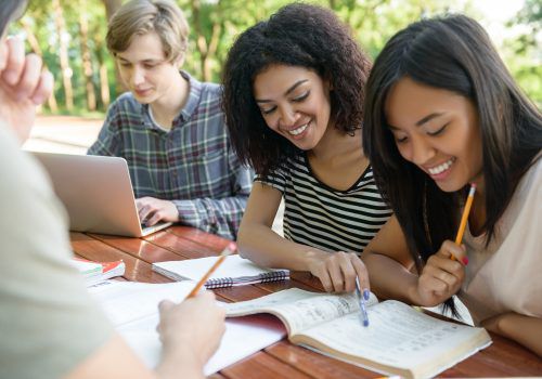 Programa Santander Universidades oferece 12 bolsas de estudo para alunos da FECAP