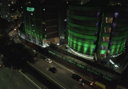 Fachada da FECAP ganha iluminação especial na 23 de Maio