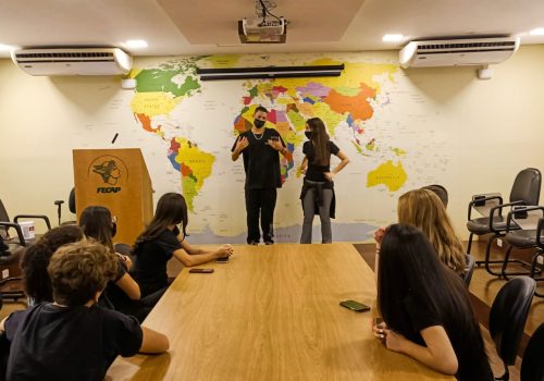 2º ano do curso técnico em Administração realizaram uma aula prática sobre percepção de investimentos.  