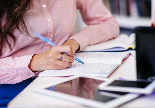 Cursos gratuitos online com certificado: centro universitário oferece 14 opções em diversas áreas