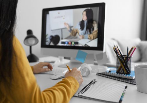 14 cursos gratuitos e on-line para estudar nas férias