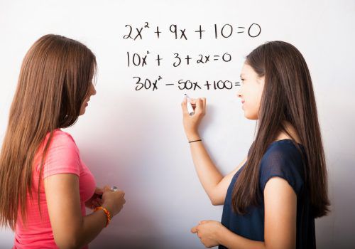 Professores tiram dúvidas de Cálculo e Matemática no Laboratório de Métodos Quantitativos 