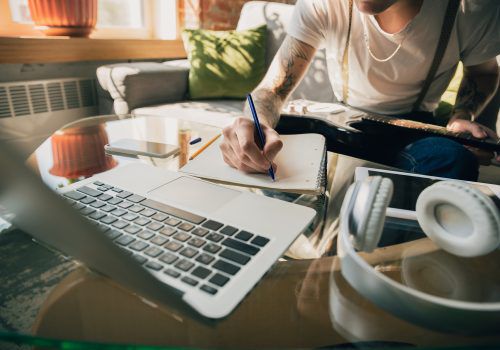 Outubro: veja lista de cursos livres e online para estudar onde e como quiser!