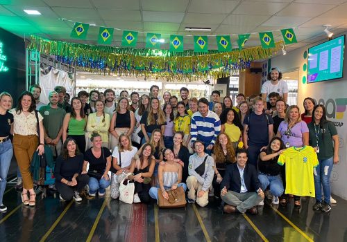 Alunos estrangeiros de despedem de curso da FECAP em parceria com a Audencia Business School