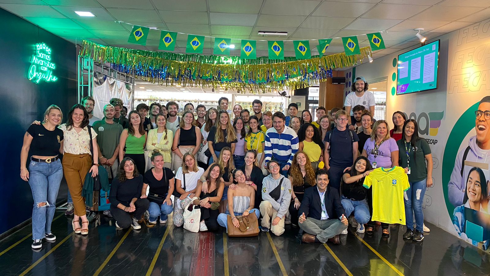 Alunos estrangeiros de despedem de curso da FECAP em parceria com a Audencia Business School