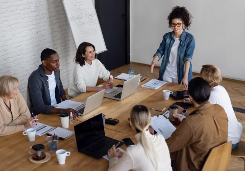FECAP oferece orientação e mentoria gratuita a pequenas empresas
