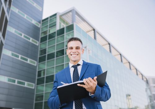 30/11, Dia do Síndico: com 27 milhões de brasileiros vivendo em condomínios, carreira está em crescimento 