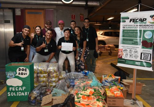 Alvaristas doam alimentos arrecadados a ONG que atua em comunidades carentes 