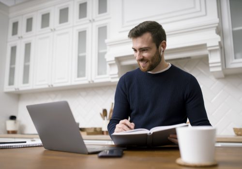 FECAP oferece 14 cursos online gratuitos para estudar nas férias 