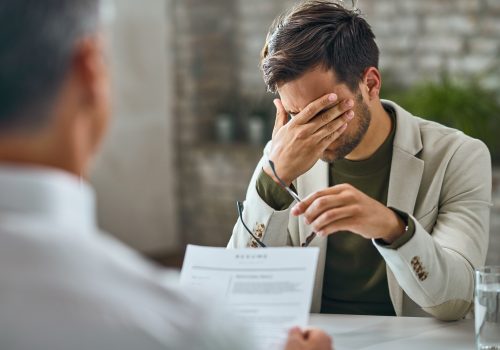 Por e-mail, presencial ou videochamada? Especialista diz qual é a forma “certa” de demitir um profissional