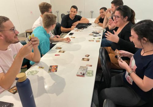 Alvaristas aprendem técnicas de negociação com auxílio de jogos de tabuleiro 