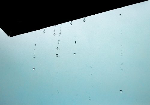 Condomínio: quais são os cuidados com a área da cobertura e do telhado de edifício para a temporada de chuvas? 