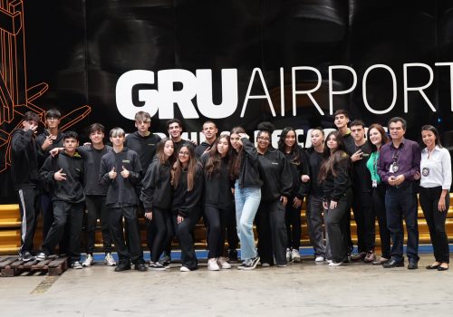 Turma do Colégio FECAP visita alfândega do Aeroporto Internacional de Guarulhos durante aula prática