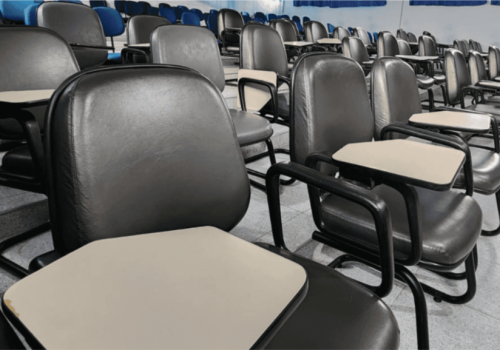 FECAP doa cadeiras a escola pública da Zona Leste de SP