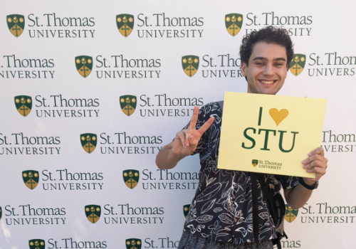 Por intercâmbio da FECAP, aluno está realizando sonho de atuar em musical da Broadway no Canadá 