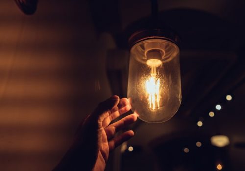 A tarifa da luz vai subir! Veja dicas para economizar na conta 