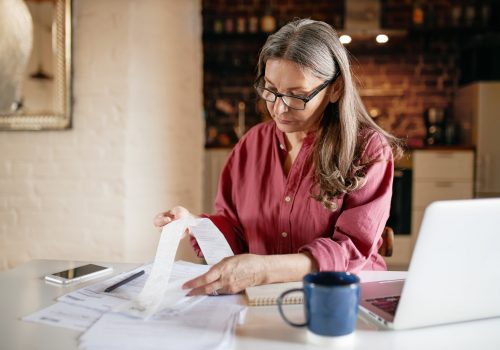 IPTU e IPVA vêm aí: entenda se vale mais pagar à vista ou parcelar