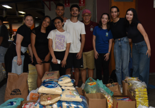 Lideranças Empáticas: projeto de mentoria de alunos por grandes executivos encerra atividades de 2024 com a arrecadação de quase 10 mil quilos de alimentos para doação