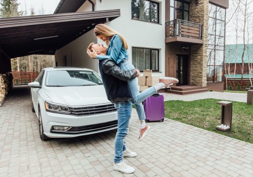 Casa e carro estão mais caros para os jovens hoje: dá para adquirir um imóvel ou automóvel?