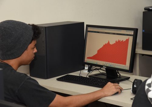 Alunos do Colégio FECAP participam de treinamento com a plataforma Economatica