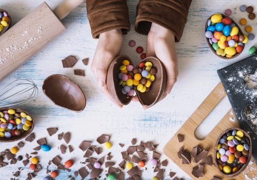 Páscoa 2025: preços de ovos de chocolate e itens consumidos na época devem subir pela inflação e crise do cacau