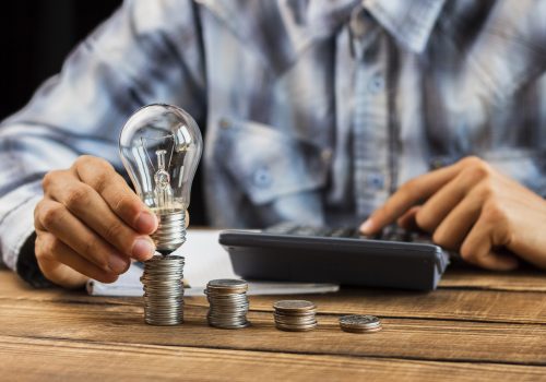 A conta de luz subiu: veja dicas práticas para economizar na conta